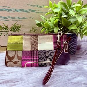 COACH - EUC Vintage Holiday Patchwork Wristlet & Metal Tag